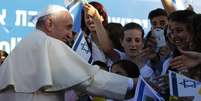 <p>Em visita histórica a Jerusalém, Francisco cumprimenta crianças; papa Francisco gera gestos e não tem uma agenda política, diz porta-voz</p>  Foto: Reuters