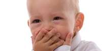 É por volta dos seis meses de idade que os primeiros dentinhos começam a nascer e é nesse momento que deve acontecer a primeira visita da criança ao dentista  Foto: Shutterstock