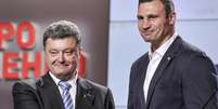 <p>Petro Poroshenko (&agrave; esquerda) cumprimenta Vitali Klitschko durante coletiva&nbsp;de imprensa em Kiev, em 25 de maio</p>  Foto: AP