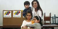 Patricia Gutiérrez e seus filhos durante eleições para a prefeitura de San Cristóbal  Foto: Reuters