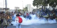 <p>De acordo com a polícia, agressão por parte dos manifestantes impediu proximidade ao Estádio Nacional</p>  Foto: Fabio Rodrigues Pozzebom / Agência Brasil