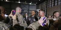 <p>Soldados americanos tiram fotos com o presidente Barack Obama na Base Aérea de Bagram, em Cabul, em 25 de maio</p>  Foto: Reuters