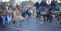 <p>Índios se uniram a outros grupos de manifestantes que protestavam contra a Copa</p>  Foto: Fabio Rodrigues Pozzebom / Agência Brasil