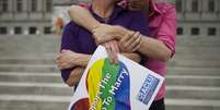 <p>Casal homossexual se abraça, após a queda da proibição de casamento do mesmo sexo no estado da Pensilvânia</p>  Foto: Reuters