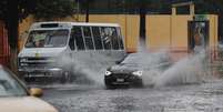 <p>Ve&iacute;culos dirigem por uma rua inundada ap&oacute;s chuvas torrenciais que atingiram&nbsp;v&aacute;rios bairros da Cidade do M&eacute;xico, na segunda-feira, 26 de maio</p>  Foto: Reuters
