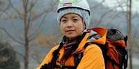 <p>A chinesa Wang Jing, de 40 anos, completou a subida ao Everest na última sexta-feira e negou ter usado helicóptero para chegar ao topo</p>  Foto: Twitter