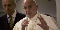 <p>Francisco conversa com jornalistas durante viagem de volta ao Vaticano, em 26 de maio</p>  Foto: Reuters