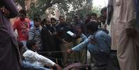 <p>Farzana Parveen, de 25 anos, morreu na terça-feira ao ser apedrejada diante do tribunal de Lahore</p>  Foto: Reuters