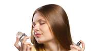 Perfume para cabelo ajuda a disfar&ccedil;ar mau cheiro como de cigarro ou de churrascaria  Foto: Shutterstock