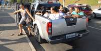 <p>Passageiros pegam carona em caminhonete mesmo ap&oacute;s o fim da greve</p>  Foto: Romildo de Jesus / Futura Press