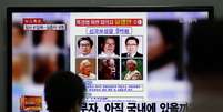 Cartaz mostra fotos do possível dono da balsa naufragada na Coreia do Sul, Yoo Byung-eun  Foto: AP