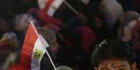 <p>Criança segura uma bandeira do Egito durante o último dia de eleições presidenciais no país.</p>  Foto: Reuters