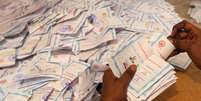 <p>Membro do comitê eleitoral participa da contagem dos votos, nas eleições presidenciais do Egito. Abdel Fatah al Sissi teria conquistado 93% dos votos</p>  Foto: Reuters