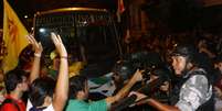 Manifestantes e policiais entraram em confronto durante bloqueio de avenida  Foto: Thiago Gomes / Futura Press