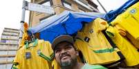 <p>Carlos Alberto da Silva espera que a procura pelas camisas aumente nos pr&oacute;ximos dias</p>  Foto: Bruno Santos / Terra