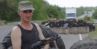 <p>Rebelde pró-russo posa para foto em frente a barricada montada em Lugansk, no leste ucraniano</p>  Foto: Reuters