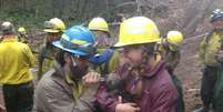 <p>Bombeiros e membros da equipe que trabalha na reserva Kenai National Wildlife Refuge prestam os primeiros socorros aos filhotes abandonados</p>  Foto: Facebook