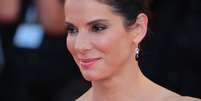 Coque alto e com topete é o penteado ideal para mulher de rosto quadrado, como Sandra Bullock   Foto: Shutterstock