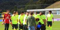 <p>Huck levou garoto para conhecer jogadores da Seleção</p>  Foto: Mowa Press / Divulgação
