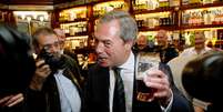 <p>Nigel Farage, líder do Partido pela Independência do Reino Unido (UKIP), bebe cerveja escura em bar do Parlamento britânico na segunda-feira, 26 de maio </p>  Foto: Getty Images 