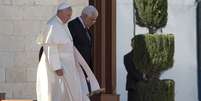 <p>Papa Francisco caminha ao lado do presidente palestino, Mahmoud Abbas, no último dia 25</p>  Foto: Reuters