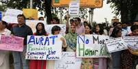 <p>Civis e membros da Comissão de Direitos Humanos do Paquistão protestam contra a morte de Farzana Iqbal, em Islamabad, em 29 de maio</p><p> </p>  Foto: Reuters