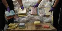 <p>Imagem mostra a maior apreensão de cocaína já feita na Grã-Bretanha, em 2011</p>  Foto: Reuters