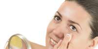 Mulheres com marcas de acne, facilmente visíveis nas regiões do nariz e maçãs do rosto, devem usar base e corretivo em creme ou em pó, mas com efeito matte   Foto: Shutterstock