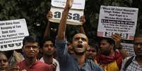 Estudantes universitários fizeram protestos contra o caso de duas jovens estupradas e enforcadas no norte da Índia nesta quinta-feira; familiares e vizinhos disseram que a polícia não agiu de forma eficiente  Foto: AP