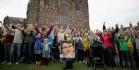<p>Centenas de pessoas fizeram uma última homenagem ao jovem Stephen Sutton, vítima de câncer em 14 de maio, na Inglaterra</p>  Foto: Getty Images 