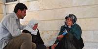 Homem conforta uma mulher curda que chora a morte de 15 curdos em Ras al-Ain  Foto: Reuters