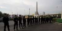 <p>Policiais montam guarda próximo ao Monumento da Vitória em Bangcoc, em 30 de maio</p><p> </p>  Foto: AP