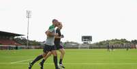 Experiente meia australiano espera estar pronto para estreia contra o Chile  Foto: Getty Images 