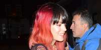 <p>Lily Allen surgiu com novo visual: ra&iacute;z escura e restante do cabelo em vermelho vivo</p>  Foto: The Grosby Group