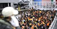 <p>Nesta foto de 14 de maio, imigrantes de regi&otilde;es do sul do Saara s&atilde;o resgatados por um navio&nbsp;da Marinha da It&aacute;lia no mar Mediterr&acirc;neo, entre a It&aacute;lia e a&nbsp;costa&nbsp;da L&iacute;bia</p>  Foto: Reuters