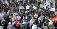 Profissionais da educação fazem protesto em São Paulo  Foto: J. Duran Machfee / Futura Press