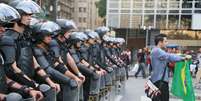 Policiais utilizam proteção chamada de "Robocop" durante protesto contra a Copa do Mundo 2014, em São Paulo  Foto: André Lucas Almeida / Futura Press