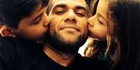 <p>Daniel Alves publicou uma foto em seu Instagram em que aparece com seus dois filhos</p>  Foto: Instagram / Reprodu&ccedil;&atilde;o