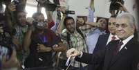 <p>O candidato da esquerda, Hamdeen Sabahi, deposita seu voto na capital, Cairo, em 26 de maio</p>  Foto: Reuters