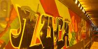 <p>Grafiteiros pintam muros em Porto Alegre</p>  Foto: Daniel Favero / Terra
