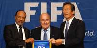 O catariano Mohamed Bin Hammam (à esq.) foi presidente da Federação Asiática de Futebol por nove anos e teria subornado dirigentes africanos  Foto: Getty Images 