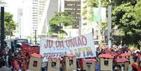 <p>Moradores de ocupação, sem-teto fazem protesto na avenida Paulista</p>  Foto: J. Duran Machfee / Futura Press