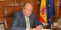 Rei Juan Carlos assina carta de abdicação ao trono espanhol  Foto: Casa de S.M. el Rey / Divulgação
