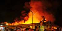 Cerca de 70 bombeiros trabalham para apagar as chamas  Foto: Geovanna Cristina / Futura Press