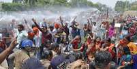 <p>Manifestantes entraram em confronto com&nbsp;a pol&iacute;cia ao tentar for&ccedil;ar passagem para o escrit&oacute;rio do&nbsp;ministro-chefe do estado indiano de Uttar Pradesh, durante um protesto contra o estupro&nbsp;de duas adolescentes, em Lucknow, em 2 de junho&nbsp;</p>  Foto: Reuters