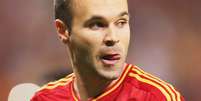 <p>Autor do gol do título mundial em 2010 sobre os holandeses, Iniesta é um dos poucos titulares absolutos da Espanha</p>  Foto: getty