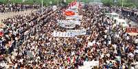 <p>Entre abril e junho de 1989, milhares de pessoas saíram às ruas em um protesto a favor de mudanças no país</p>  Foto: AP