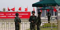 <p>Repressão feita em 1989 é tabu no país. Durante as vésperas da data, soldados fazem guarda na praça Tiananmen a fim de evitar manifestações</p>  Foto: Reuters