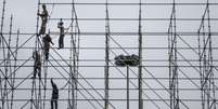 Operários trabalham na montagem do palco da Fan Fest da Fifa, em São Paulo  Foto: Getty Images