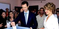 <p>Presidente Assad vota acompanhado da mulher, Asma, no centro de Damasco, em 3 de junho</p>  Foto: AP